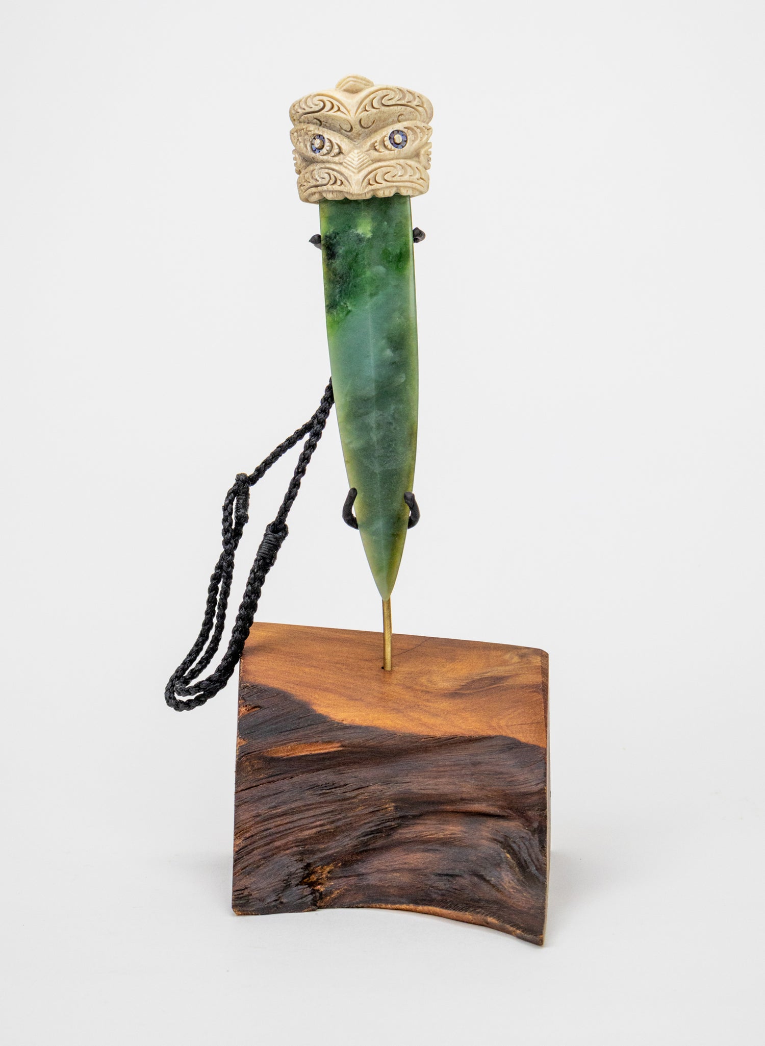 Arero Parāoa and Pounamu (Arahura Īnanga on Stand