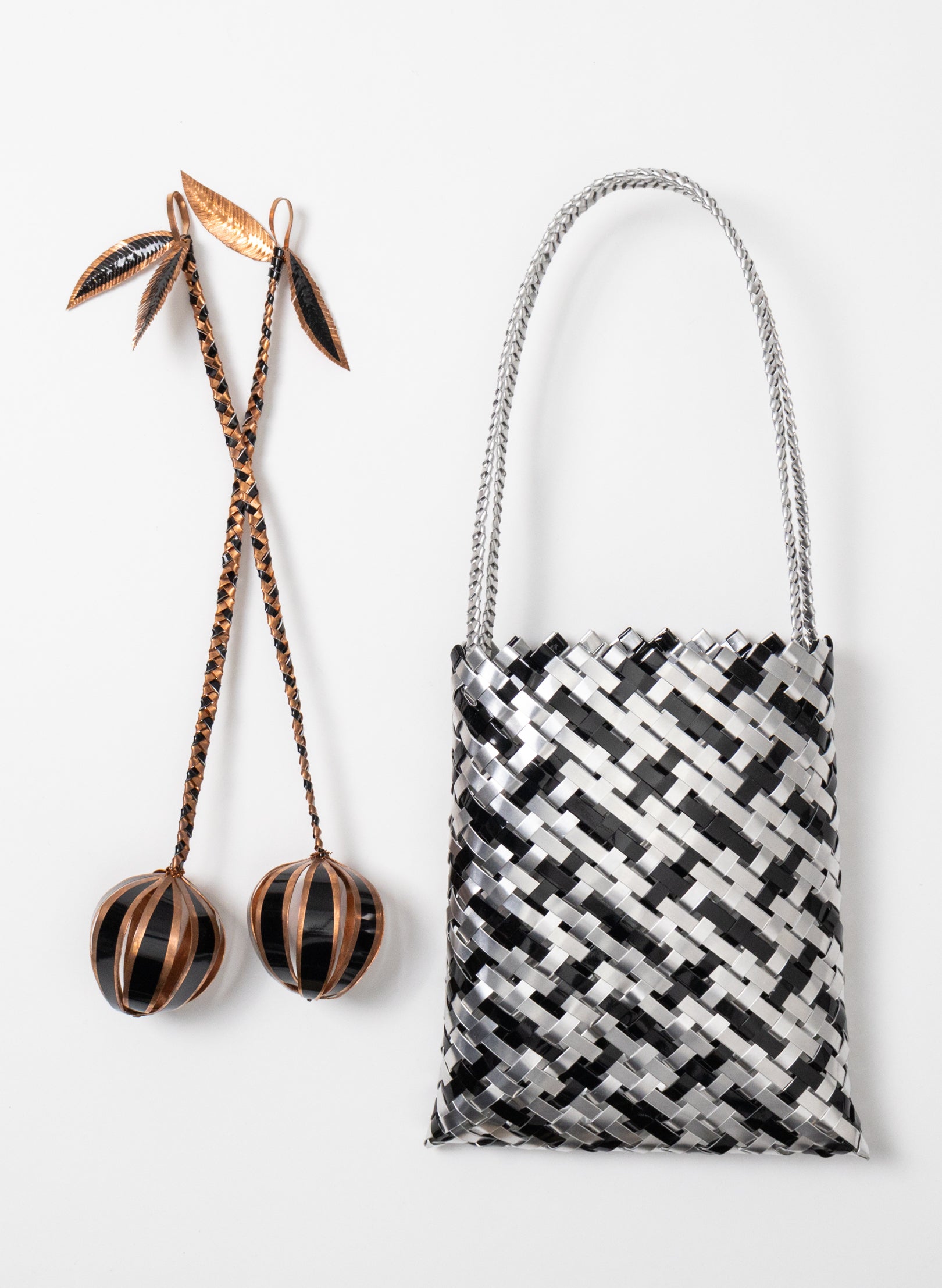Aluminium And Black Tall Kete (12 End)