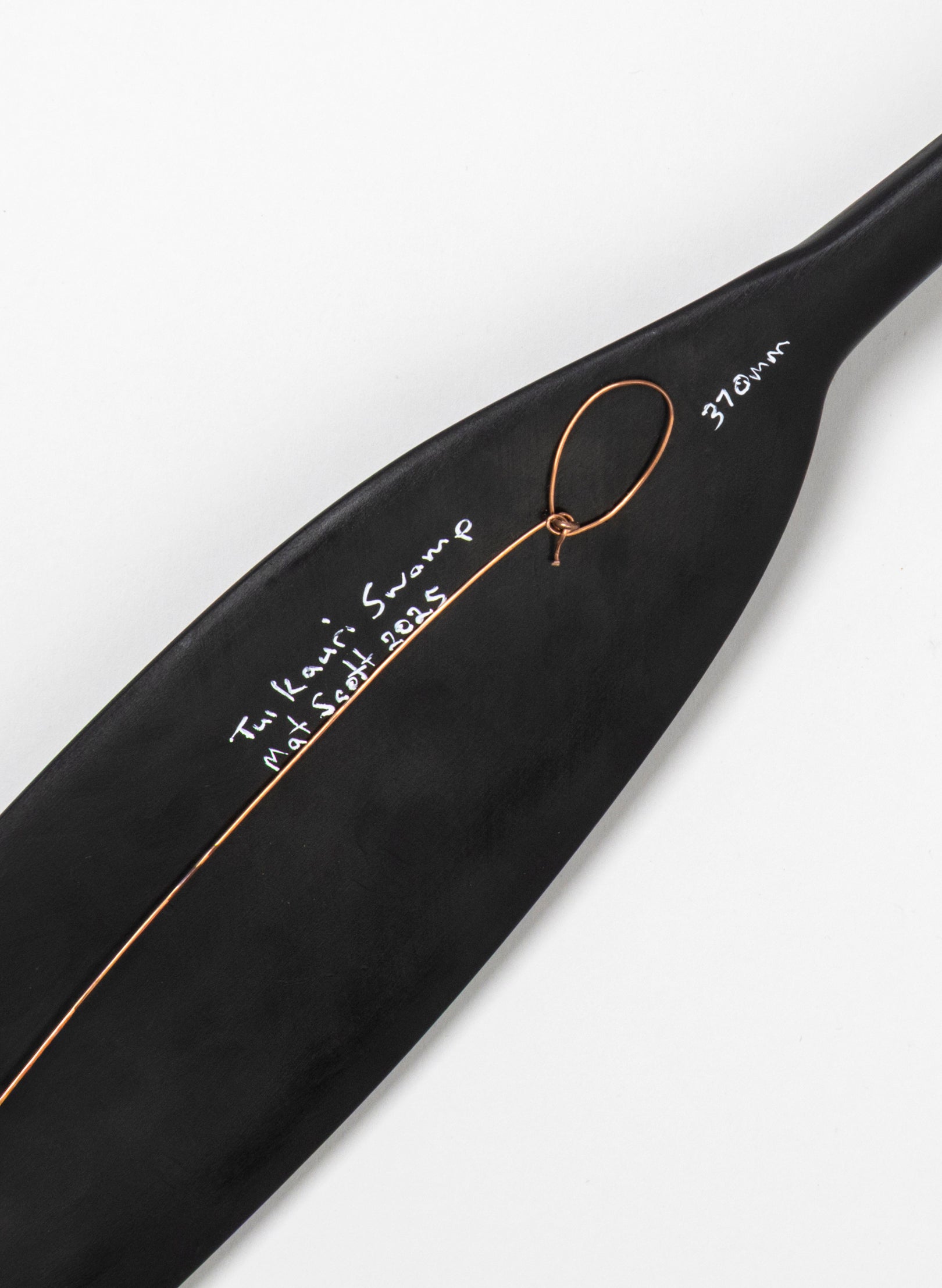 Tūī Feather Swamp Kauri 470mm