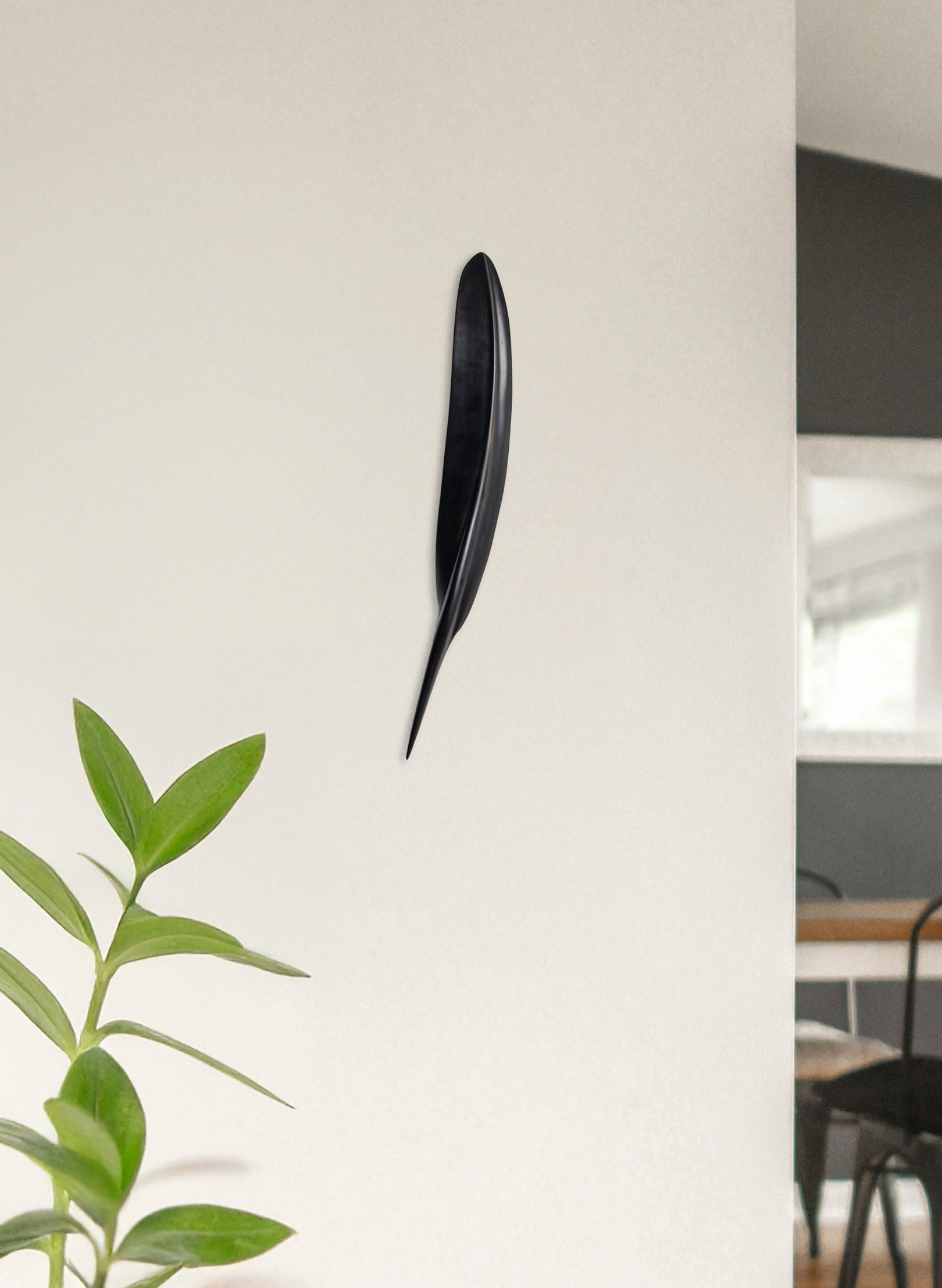 Tūī Swamp Kauri Feather 530mm
