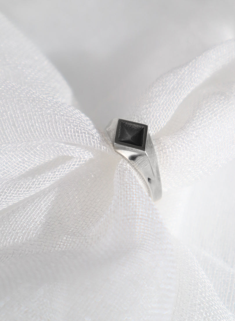 DIAMOND FORM SIGNET RING