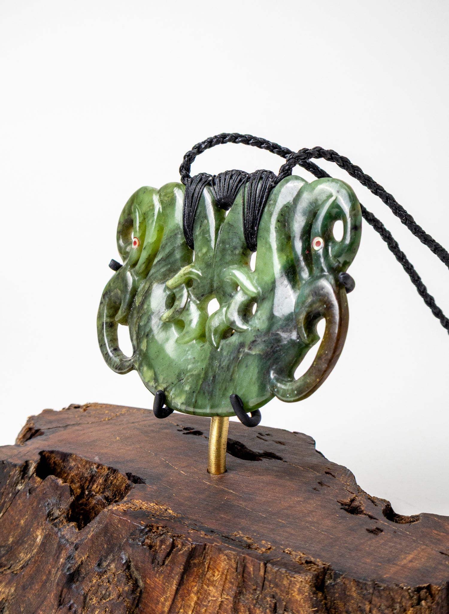 Pounamu Peka Peka on Stand