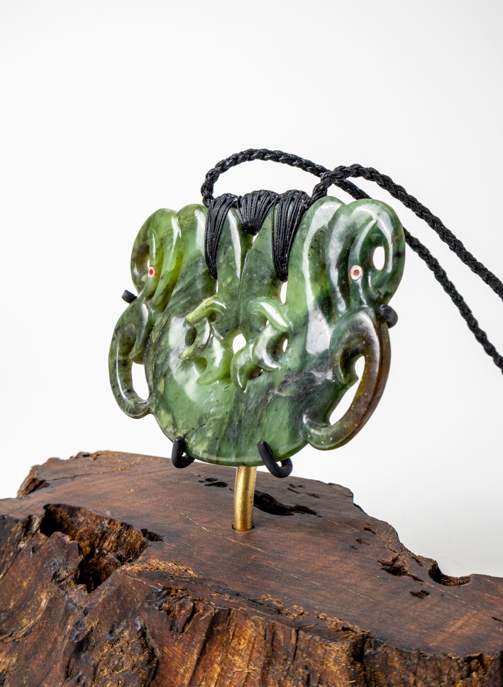 Pounamu Peka Peka on Stand
