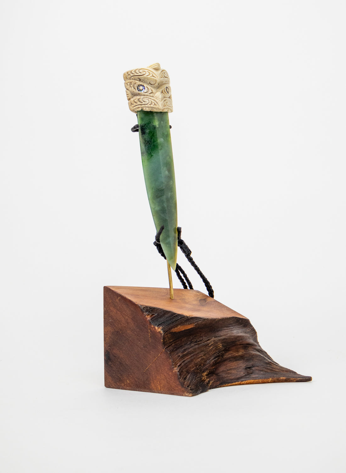 Arero Parāoa and Pounamu (Arahura Īnanga on Stand