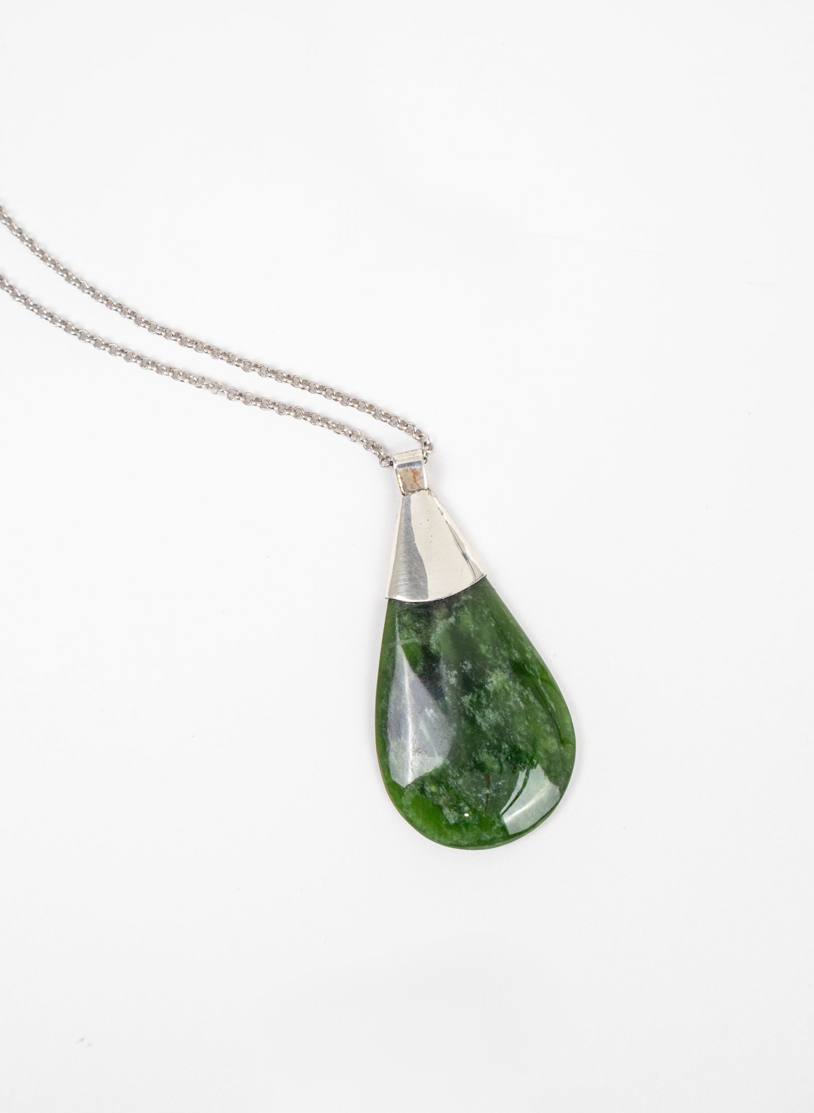 Pounamu Pendant with Silver Fastening and Chain