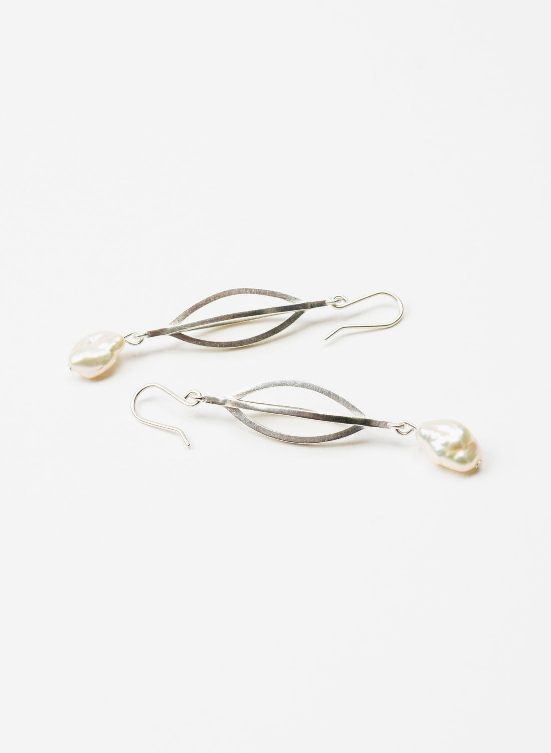 Framework - Earrings with Keshi Pearl