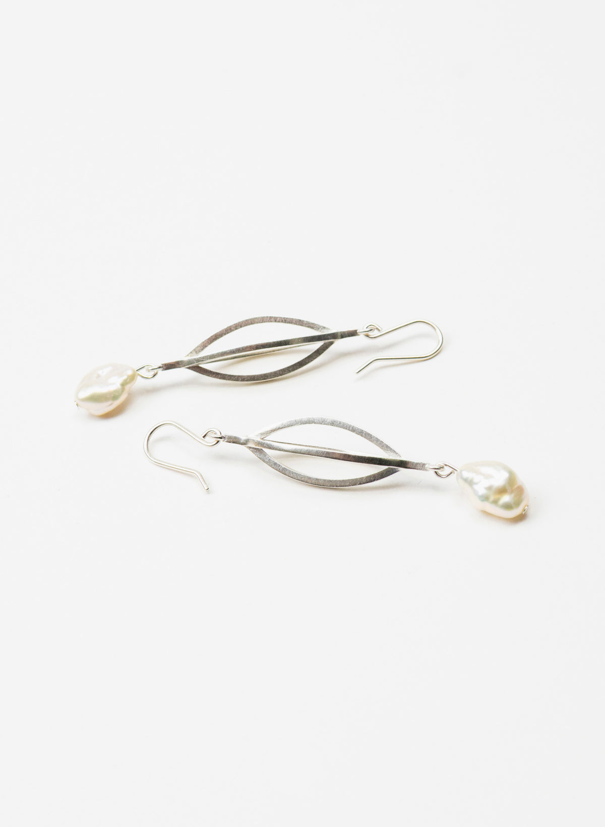 Framework - Earrings with Keshi Pearl