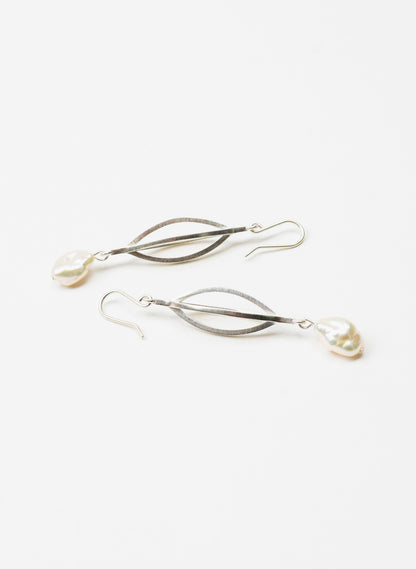 Framework - Earrings with Keshi Pearl
