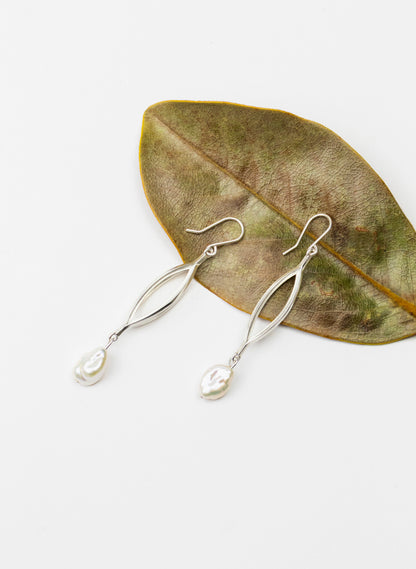 Framework - Earrings with Keshi Pearl