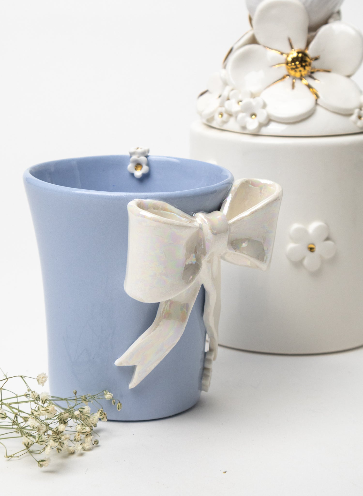 Bow Tumbler with White and Gold Flowers