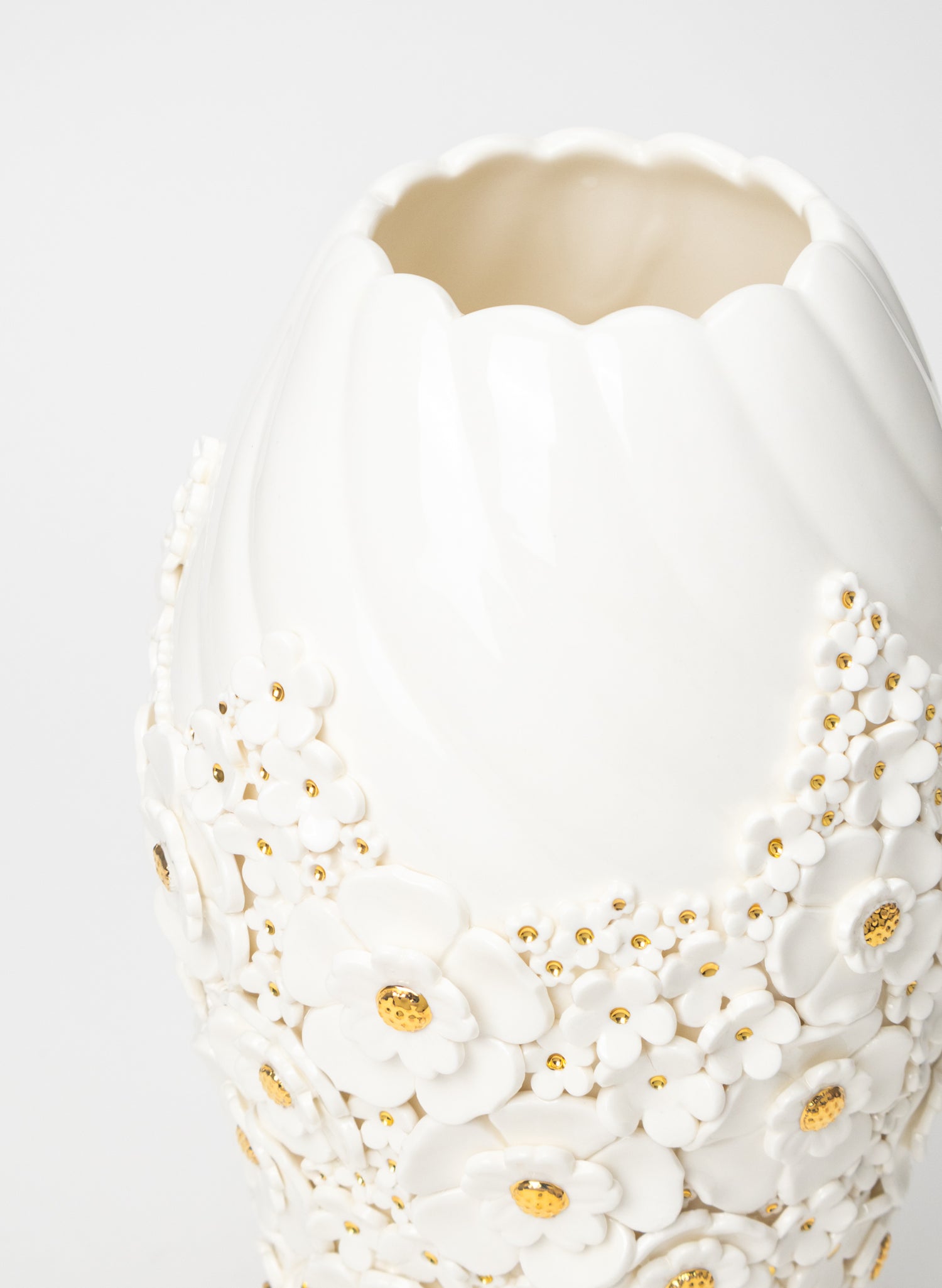 XXL Twist Vase with White and Gold Flowers