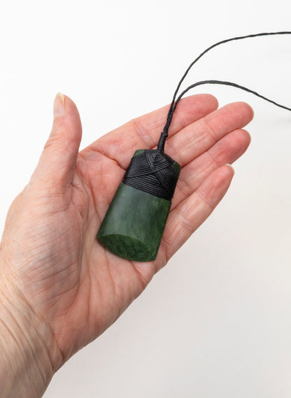 Kawakawa Pounamu Cross Bound Toki Pendant