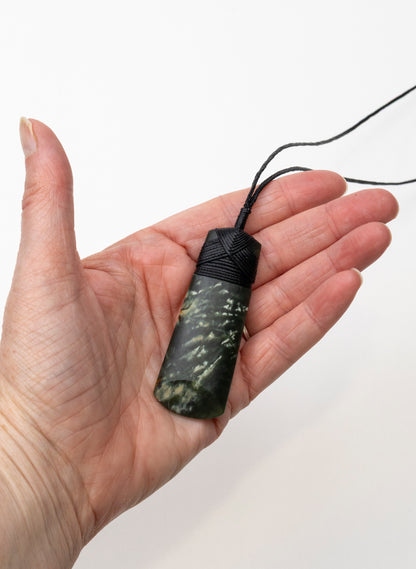 Kawakawa Pounamu Cross Bound Toki Pendant