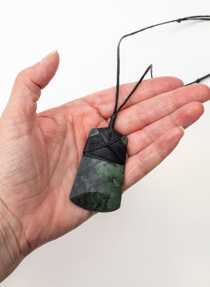Kawakawa Pounamu Cross Bound Toki Pendant