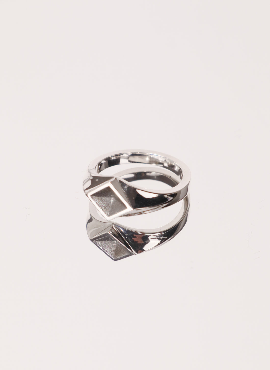 DIAMOND FORM SIGNET RING