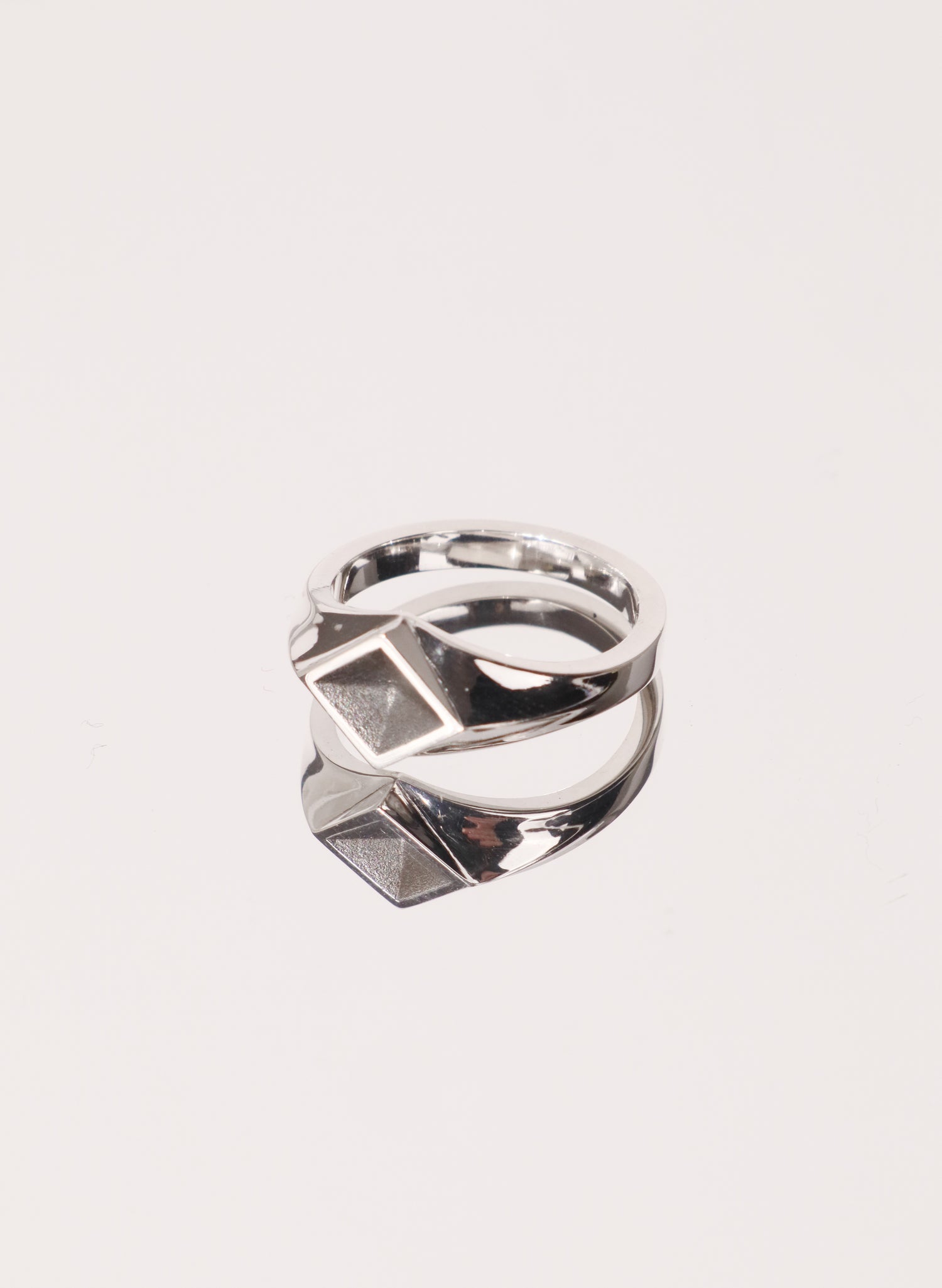 DIAMOND FORM SIGNET RING