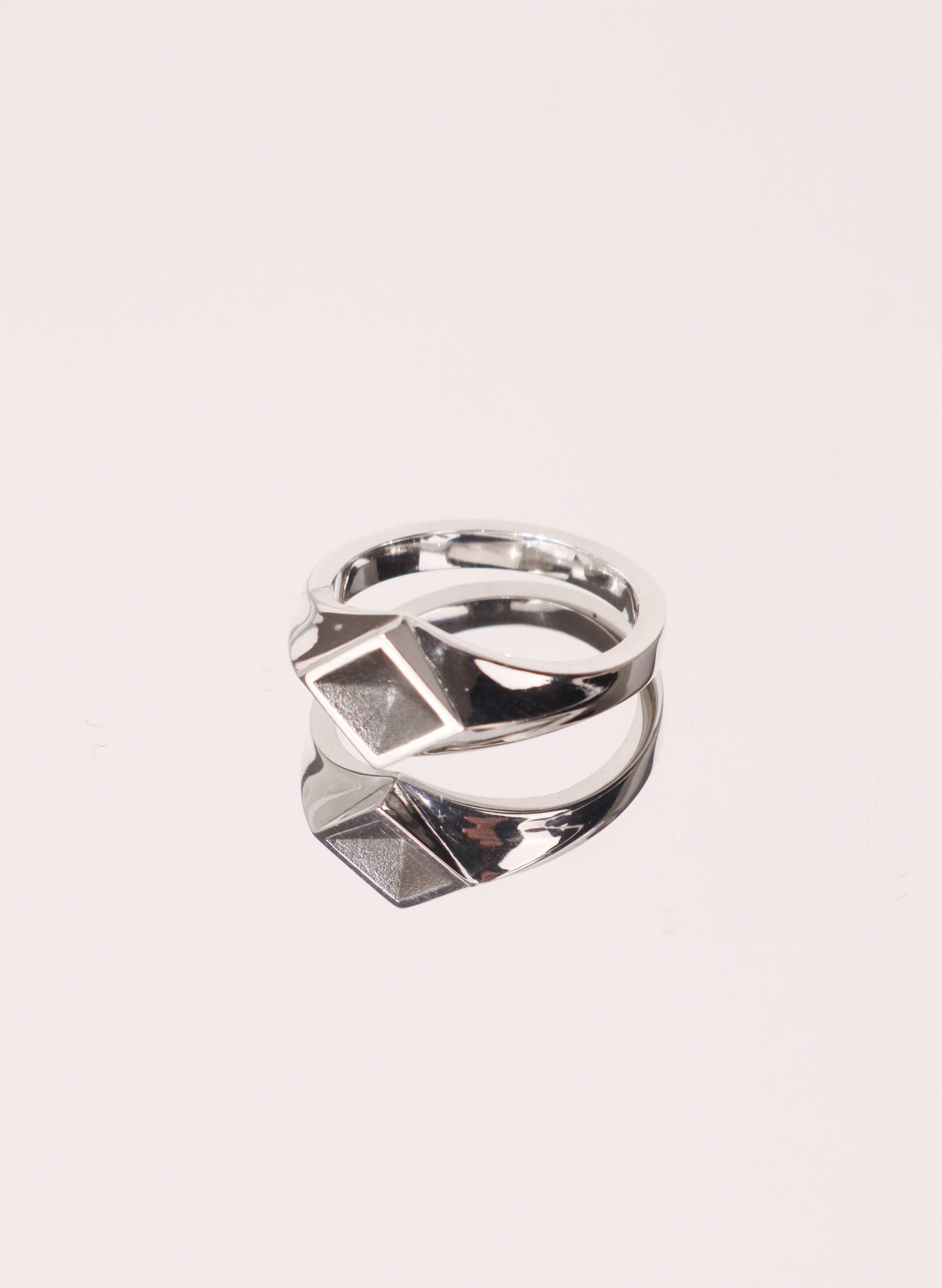 DIAMOND FORM SIGNET RING