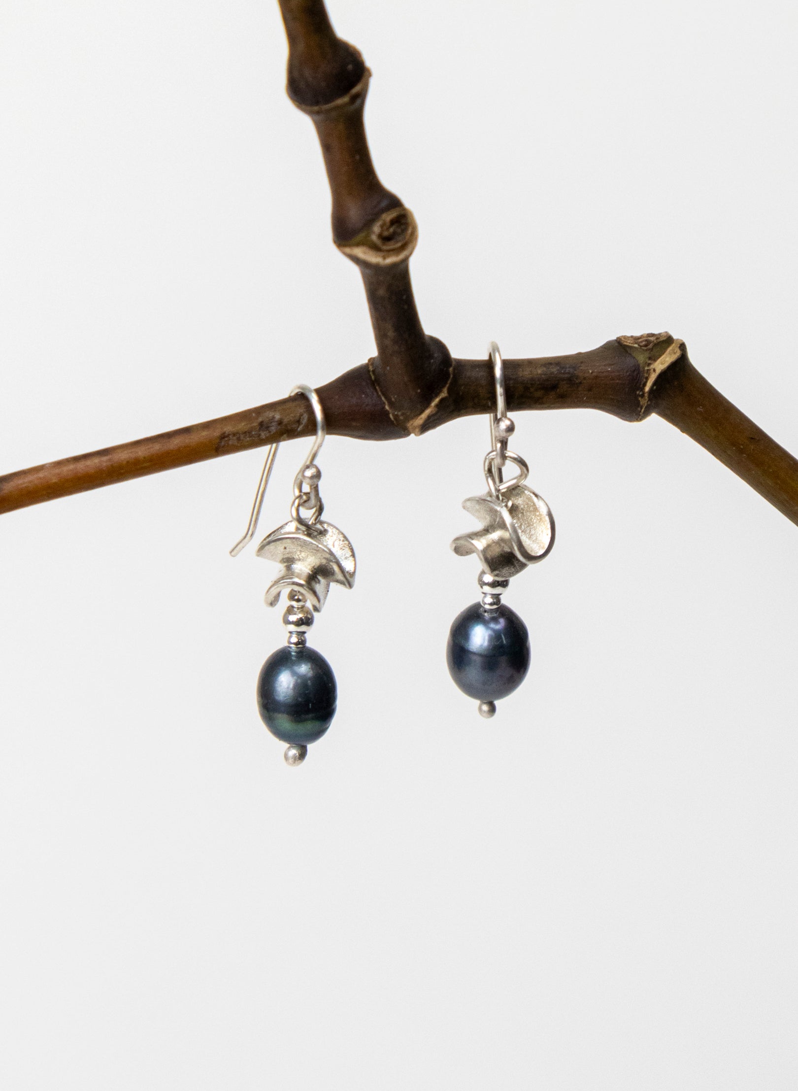 Round Leaf with Black Pearl Earrings