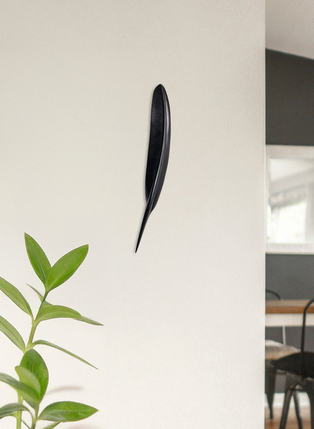 Tūī Swamp Kauri Feather 530mm