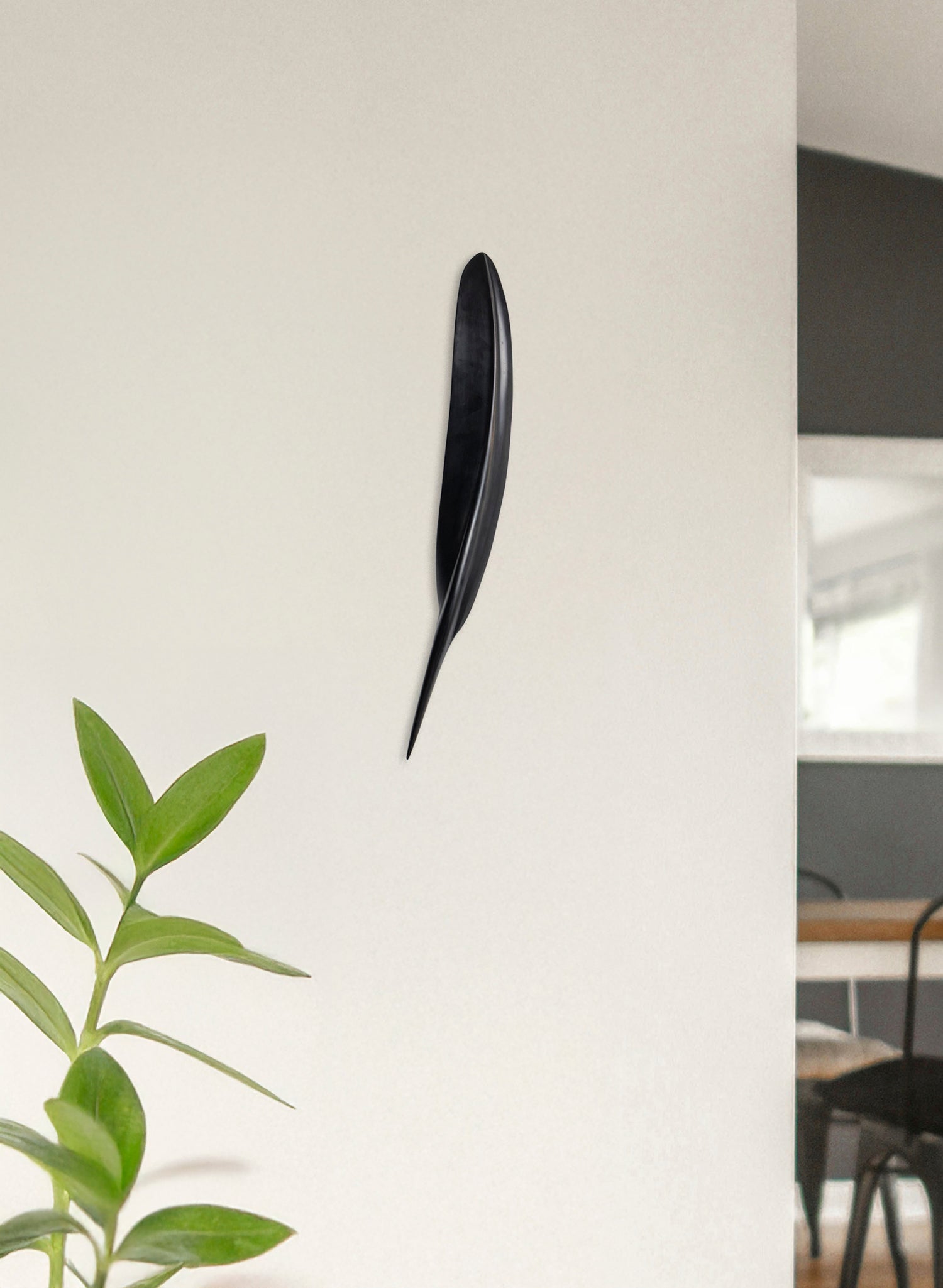 Tūī Swamp Kauri Feather 530mm