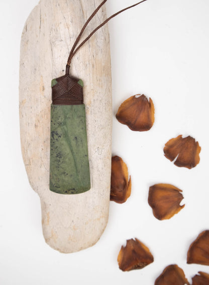 Large Crossbound Pounamu Toki