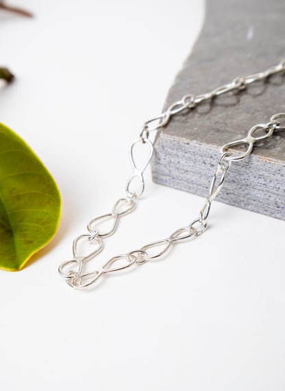Still Loop Chain Necklace