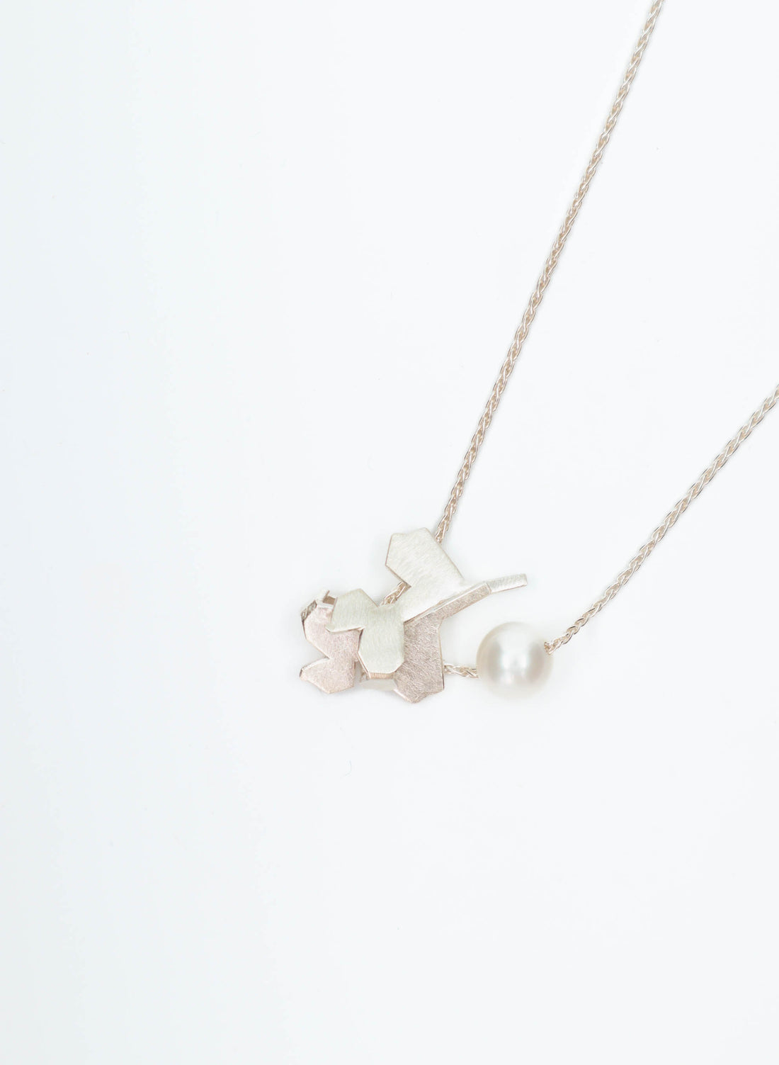 Intertwined Leaf Structure Necklace with white Pearl