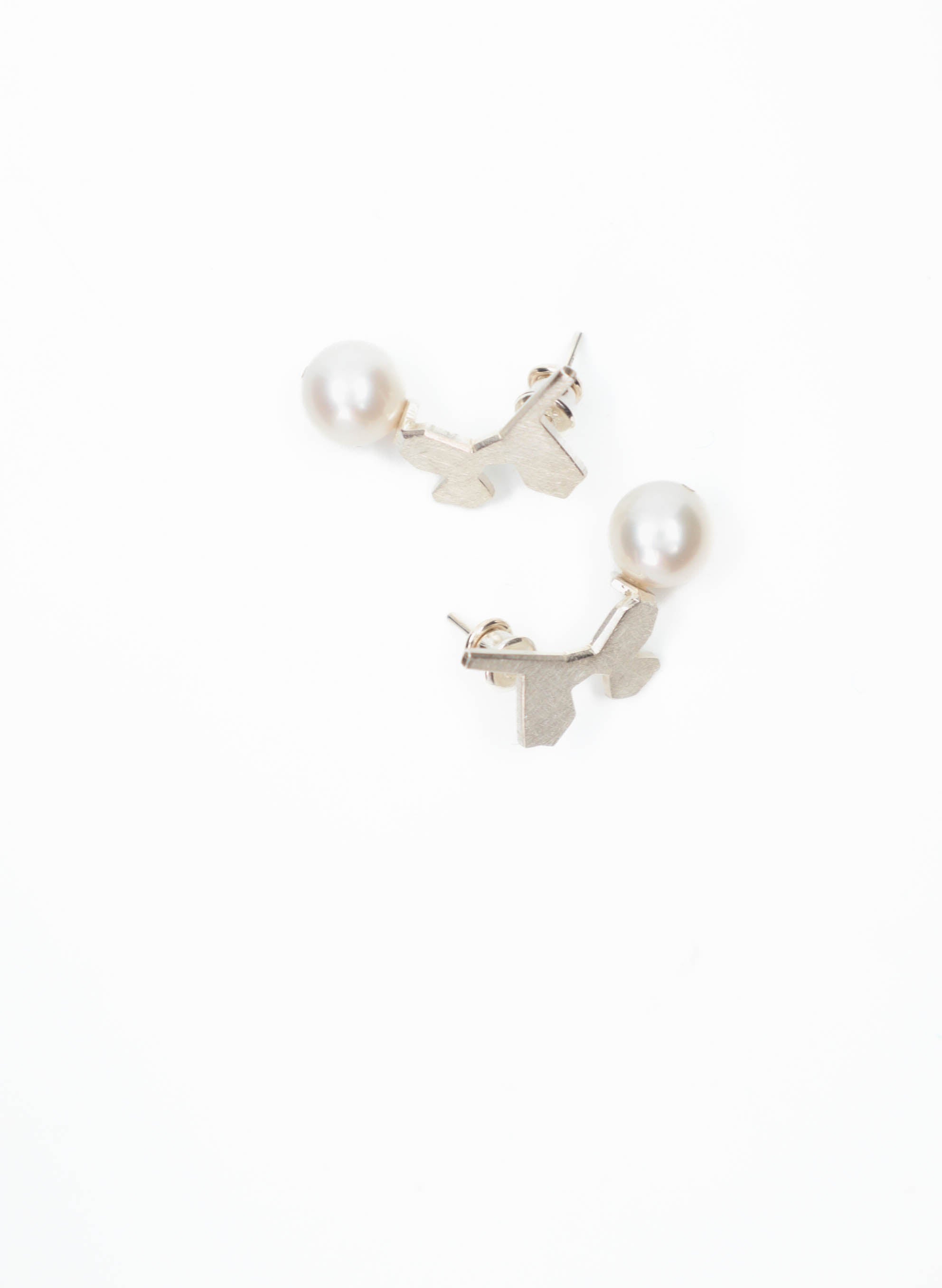 Leaf Structure Stud Earrings with Pearl